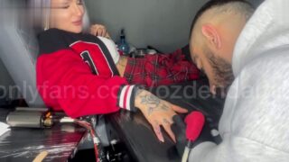 Dövme yaparken kucağa çıkıyor