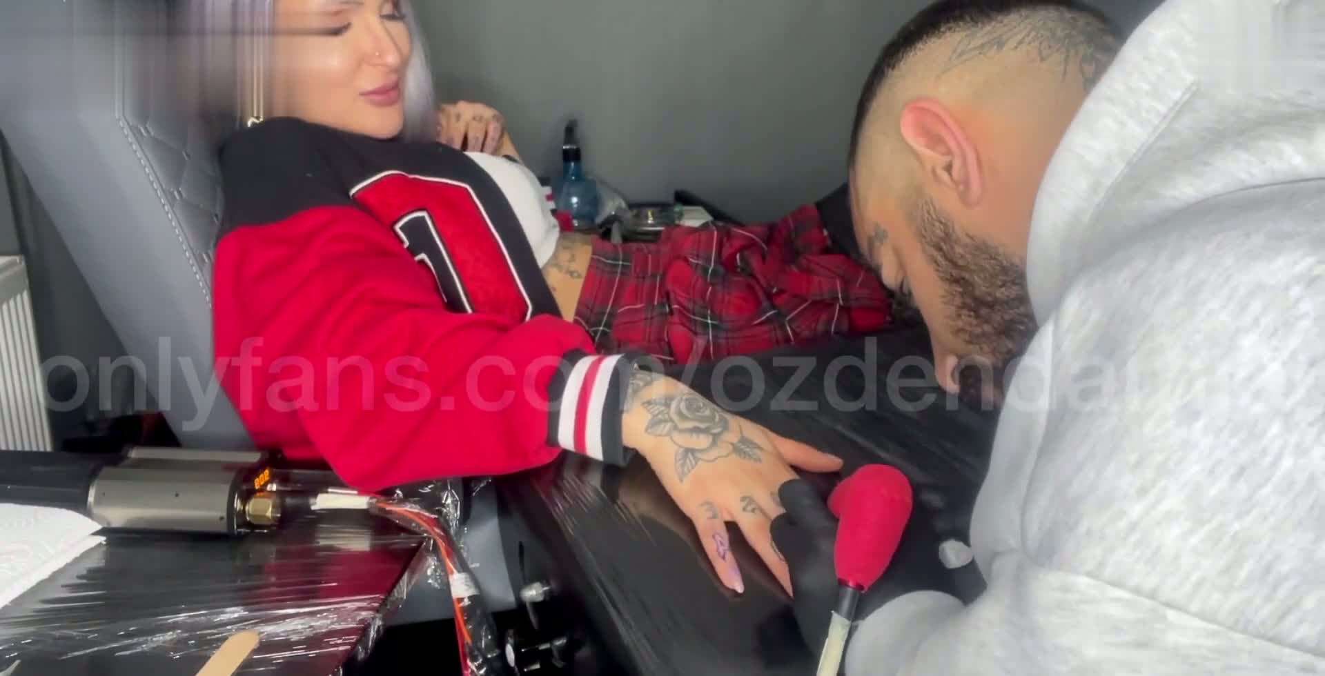 Dövme yaparken kucağa çıkıyor