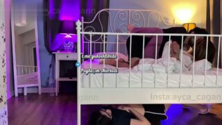 Ablasıyla eniştesi sikişirken masturbasyon yapıyor